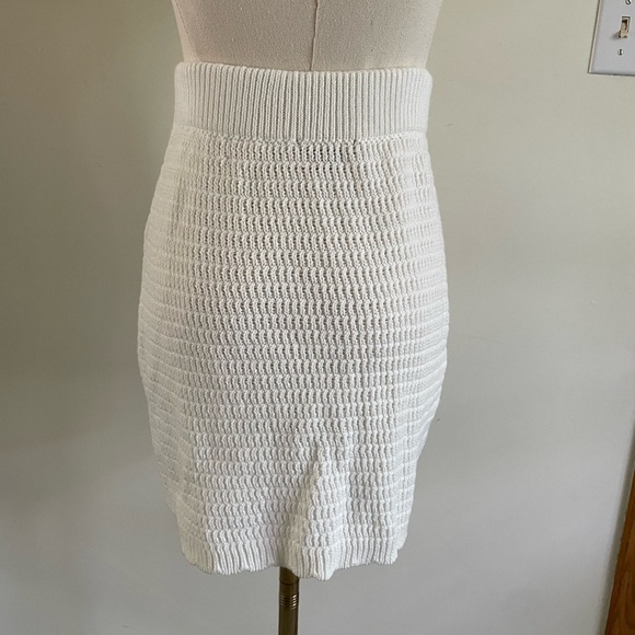 Wild Fable White Crotchet Mini Skirt with Red Hibiscus Embroidery - Picture 6 of 9